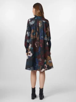 Damenkleid geknöpft